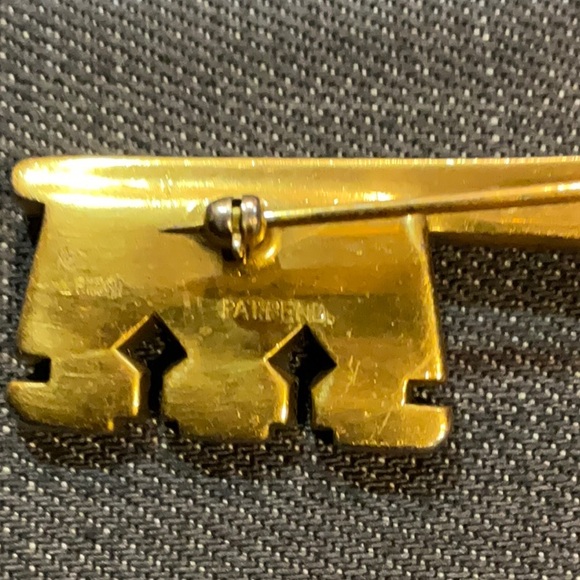 Vintage gold skeleton, key brooch with gem - Picture 3 of 8